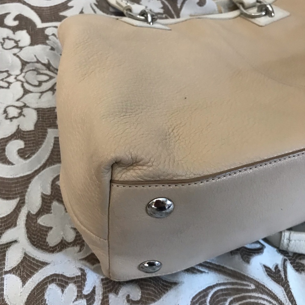 Tan/beige coach purse, great condition medium size